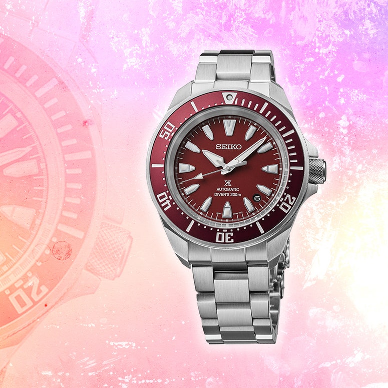 Seiko Prospex Samurai Taucheruhr rot vor rosafarbenem Hintergrund 